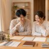 ハウスメーカー紹介制度と相談サービスの使い分けを整理した夫婦と住宅模型