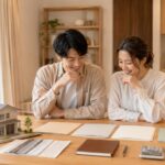 ハウスメーカー紹介制度と相談サービスの使い分けを整理した夫婦と住宅模型