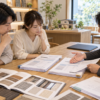 注文住宅の見積書と仕様書を家族と担当者で確認し、値引きや未確定費用を比較するイメージ